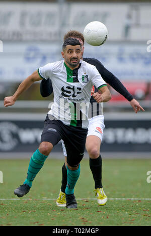 DEN HAAG , 16-03-2019 , Football , saison , Houtrust Sportpark 2018 / 2019 , néerlandais Tweede Divisie . Scheveningen player Mehmet Aldogan sur le ballon pendant le match Scheveningen vs Spakenburg Banque D'Images