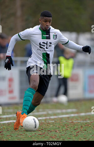 DEN HAAG , 16-03-2019 , Football , saison , Houtrust Sportpark 2018 / 2019 , néerlandais Tweede Divisie . Scheveningen player Brandon Robinson sur le ballon pendant le match Scheveningen vs Spakenburg Banque D'Images