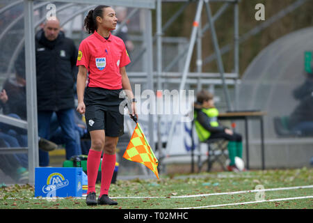 DEN HAAG , 16-03-2019 , Football , saison , Houtrust Sportpark 2018 / 2019 , néerlandais Tweede Divisie . Arbitre assistant Franca Overtoom pendant le match Scheveningen vs Spakenburg Banque D'Images