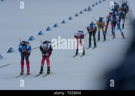 , Stade de ski d'Ostersund, Suède, 17 mars 2019 c'était les hommes et les femmes à la journée des relais aux Championnats du monde de Biathlon IBU et 20 000 fans rempli le stade à Östersund. Sur la photo : Les hommes sont venus dans la gamme pour le premier tir. Photo : Rob Watkins/Alamy News Banque D'Images