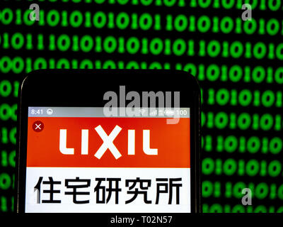 L'Ukraine. Mar 16, 2019. Lixil Group Corporation vu le logo affiché sur un téléphone intelligent. Crédit : Igor Golovniov SOPA/Images/ZUMA/Alamy Fil Live News Banque D'Images