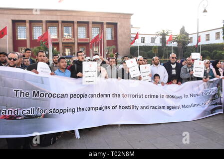 Rabat, Maroc. Mar 16, 2019. Les gens crient et maintenez-le slogan des affiches au cours d'une manifestation à Rabat, Maroc, le 16 mars 2019. Des centaines de marocains s'est tenue le samedi deux sit-in dans la capitale Rabat et de la ville de Casablanca à condamner les attaques terroristes sur les deux mosquées en Nouvelle-Zélande. Credit : Chadi/Xinhua/Alamy Live News Banque D'Images