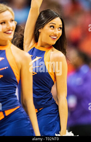 Virginia Cavaliers cheerleaders pendant le tournoi de basket-ball universitaire ACC match entre la Florida State Seminoles et le Virginia Cavaliers au centre du spectre le vendredi 15 mars 2019 à Charlotte, NC. Jacob Kupferman/CSM Banque D'Images