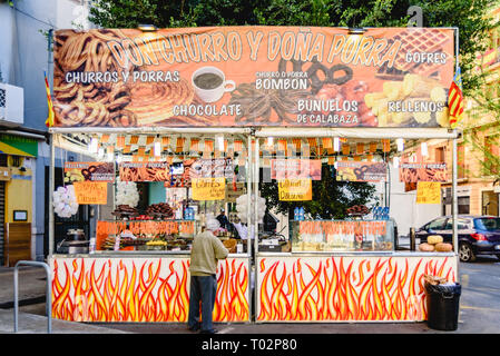 Valence, Espagne. 16 mars 2019. Vente d'étal de beignets fraîchement préparés et des churros, snack traditionnel typique de las Fallas. Credit : Joaquin Corbalan pasteur/Alamy Live News Banque D'Images