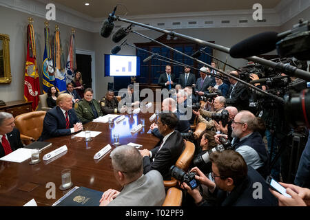 Le président Donald J. Trump répond aux questions des journalistes lors d'une séance d'information sur le trafic de drogue à la frontière sud Mercredi, Mars 13, 2019, dans la Roosevelt Room de la Maison Blanche. People : Le président Donald Trump Banque D'Images