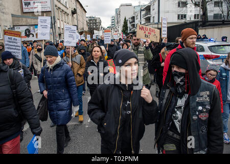 Varsovie, Pologne. 16 mars 2019. Vu les manifestants au cours de la lutte contre le racisme rassemblement journée de grève à Varsovie. Des centaines de personnes se sont joints à une marche contre la montée du racisme, l'extrême droite et le fascisme à Varsovie. La manifestation a été une partie de la Journée mondiale contre le racisme. Credit : SOPA/Alamy Images Limited Live News Banque D'Images