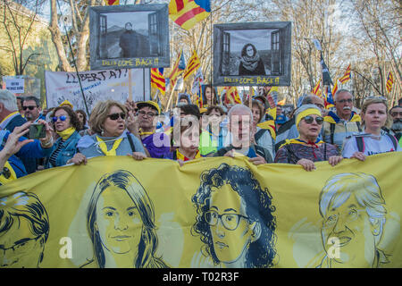 Madrid, Espagne. 16 mars 2019. Les gens avec des photos de prisonniers politiques par le gouvernement espagnol. Des milliers de personnes de Catalogne indépendante mars à Madrid pour renouveler et revendiquer leurs droits à l'autodétermination. Credit : Alberto Ramírez Sibaja/Alamy Live News Banque D'Images