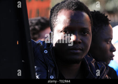 Athènes, Grèce. Mar 16, 2019. Les gens participent à un rassemblement contre le racisme et le fascisme à Athènes, Grèce, le 16 mars 2019. Les citoyens grecs, les migrants et les réfugiés sont descendus dans les rues d'Athènes le samedi pour protester contre le racisme et le fascisme de l'avant de la Journée internationale pour l'élimination de la discrimination raciale qui est commémorée chaque année le 21 mars. Credit : Marios Lolos/Xinhua/Alamy Live News Banque D'Images