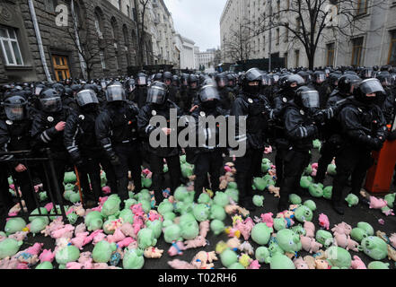 Kiev, Ukraine. 16 mars 2019. Les agents de police anti-émeute sont vus montent la garde près du bureau présidentiel en tant que militants jettent les porcs de jouets à leur égard lors de la manifestation. La demande des manifestants punition de hauts fonctionnaires soupçonnés de corruption dans le Complexe de défense de l'Ukraine. Credit : SOPA/Alamy Images Limited Live News Banque D'Images