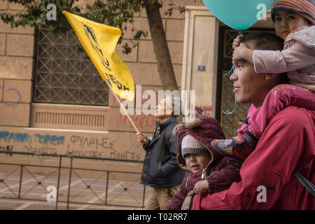 Athènes, Grèce. 16 mars 2019. Un père avec ses enfants sont vus au cours de la manifestation. Des milliers de personnes a eu lieu dans une manifestation lors de la journée internationale contre le racisme et le fascisme à Athènes. Credit : SOPA/Alamy Images Limited Live News Banque D'Images