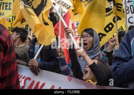 Athènes, Grèce. 16 mars 2019. Les protestataires sont vus criant des slogans en maintenant les drapeaux à la manifestation. Des milliers de personnes a eu lieu dans une manifestation lors de la journée internationale contre le racisme et le fascisme à Athènes. Credit : SOPA/Alamy Images Limited Live News Banque D'Images