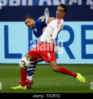 Gelsenkirchen, Allemagne. Mar 16, 2019. Jeffrey Nergal (L) de Schalke 04 rivalise avec Yussuf Poulsen de RB Leipzig au cours de la Bundesliga match à Gelsenkirchen, Allemagne, le 16 mars 2019. Leipzig a gagné 1-0. Credit : Joachim Bywaletz/Xinhua/Alamy Live News Banque D'Images