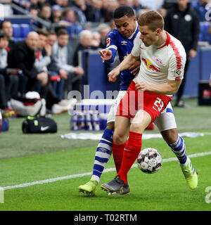 Gelsenkirchen, Allemagne. Mar 16, 2019. Weston McKennie (L) de Schalke 04 rivalise avec Marcel Halstenberg de RB Leipzig au cours de la Bundesliga match à Gelsenkirchen, Allemagne, le 16 mars 2019. Leipzig a gagné 1-0. Credit : Joachim Bywaletz/Xinhua/Alamy Live News Banque D'Images