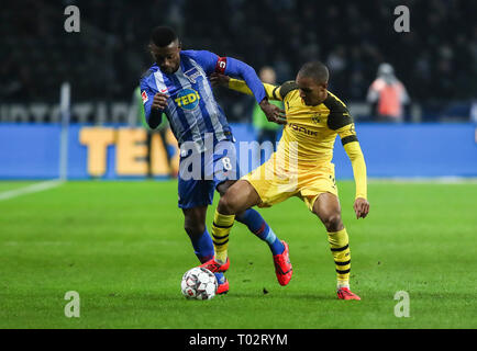 Berlin, Allemagne. Mar 16, 2019. Salomon Kalou du Hertha (L) le dispute à Dortmund, Abdou Diallo lors d'un match de Bundesliga allemande entre Hertha BSC et Borussia Dortmund, à Berlin, Allemagne, le 16 mars 2019. Dortmund a gagné 3-2. Credit : Shan Yuqi/Xinhua/Alamy Live News Banque D'Images