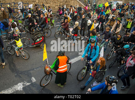 Paris, France. 16 mars 2019. Les protestataires vu la bicyclette pendant la marche de la grève du siècle à Paris. Des milliers de personnes ont manifesté dans les rues de Paris pour dénoncer l'inaction du gouvernement à propos de l'évolution du climat au cours d'une marche appelée 'Marche du siècle" (La Marche du siècle). Credit : SOPA/Alamy Images Limited Live News Banque D'Images