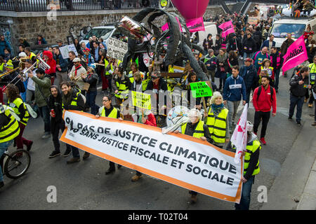 Paris, France. 16 mars 2019. Vu les manifestants tenant une grande banderole au cours de la Marche du siècle grève à Paris. Des milliers de personnes ont manifesté dans les rues de Paris pour dénoncer l'inaction du gouvernement à propos de l'évolution du climat au cours d'une marche appelée 'Marche du siècle" (La Marche du siècle). Credit : SOPA/Alamy Images Limited Live News Banque D'Images