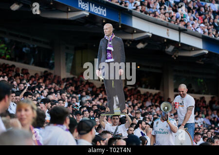 Madrid, Espagne. 16 mars 2019. Real Madrid's fans vu avec une taille réelle photo de Zinedine Zidane au cours de la Liga match entre le Real Madrid et Real Club Celta de Vigo à Santiago Bernabeu à Madrid, Espagne. Credit : SOPA/Alamy Images Limited Live News Banque D'Images