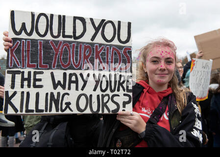 Un étudiant vu holding a placard lecture "Voulez-vous tuer vos enfants de la façon dont vous êtes mort la nôtre ?" pendant la manifestation. Des centaines de jeunes se sont réunis à la place du Parlement, de se joindre à la grève du climat mondial et exigeant du gouvernement et les politiciens des mesures directes pour lutter contre le changement climatique. Étudiants dans plus de 100 pays sont allés dans la rue pour participer à un climat global strike. Banque D'Images