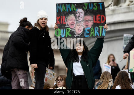 Un étudiant vu holding a placard lecture "Mama juste tué notre terre" pendant la manifestation. Des centaines de jeunes se sont réunis à la place du Parlement, de se joindre à la grève du climat mondial et exigeant du gouvernement et les politiciens des mesures directes pour lutter contre le changement climatique. Étudiants dans plus de 100 pays sont allés dans la rue pour participer à un climat global strike. Banque D'Images