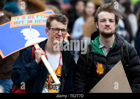 Un étudiant vu holding a placard lecture "Il commence à faire chaud ici" pendant la manifestation. Des centaines de jeunes se sont réunis à la place du Parlement, de se joindre à la grève du climat mondial et exigeant du gouvernement et les politiciens des mesures directes pour lutter contre le changement climatique. Étudiants dans plus de 100 pays sont allés dans la rue pour participer à un climat global strike. Banque D'Images