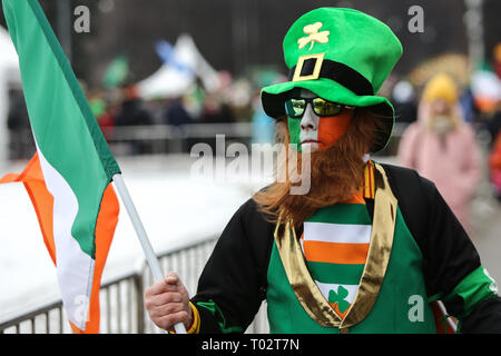 Moscou, Russie. 16 mars 2019. Un participant habillé vu tenant un drapeau pendant la célébration à l'occasion de la Saint Patrick à la rue Arbat à Moscou. Saint Patrick's Day est une fête culturelle organisée chaque année le 17 mars pour marquer la date de décès traditionnels Saint Patrick avant tout le saint patron de l'Irlande. Credit : SOPA/Alamy Images Limited Live News Banque D'Images