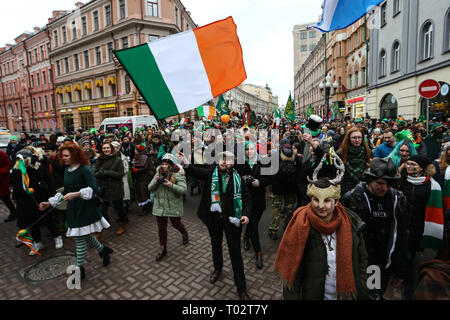 Moscou, Russie. 16 mars 2019. Les personnes sont considérées à l'Arbat Street marcher pendant la célébration à l'occasion de la Saint Patrick. Saint Patrick's Day est une fête culturelle organisée chaque année le 17 mars pour marquer la date de décès traditionnels Saint Patrick avant tout le saint patron de l'Irlande. Credit : SOPA/Alamy Images Limited Live News Banque D'Images