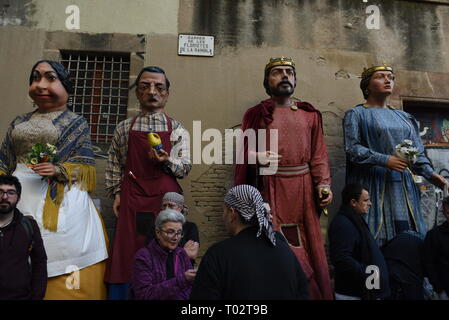 Barcelone, Espagne. 16 mars 2019. Revelers sont vus autour de la Gigantes' (Gigants) au cours de la célébration. Le quartier du Raval à Barcelone, Espagne, célèbre le festival de Santa Madrona avec un défilé de 'gigantes' (giants) et 'cabezudos" (grosse tête), dans le quartier des rues. Santa Madrona festival a eu lieu il y a huit ans avec l'intention de promouvoir les liens avec la figure de Santa Madrona avec le quartier de Raval. Credit : SOPA/Alamy Images Limited Live News Banque D'Images