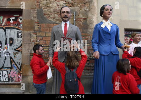 Barcelone, Espagne. 16 mars 2019. Revelers sont vues à admirer les 'Gigantes' (Gigants) pendant le festival. Le quartier du Raval à Barcelone, Espagne, célèbre le festival de Santa Madrona avec un défilé de 'gigantes' (giants) et 'cabezudos" (grosse tête), dans le quartier des rues. Santa Madrona festival a eu lieu il y a huit ans avec l'intention de promouvoir les liens avec la figure de Santa Madrona avec le quartier de Raval. Credit : SOPA/Alamy Images Limited Live News Banque D'Images