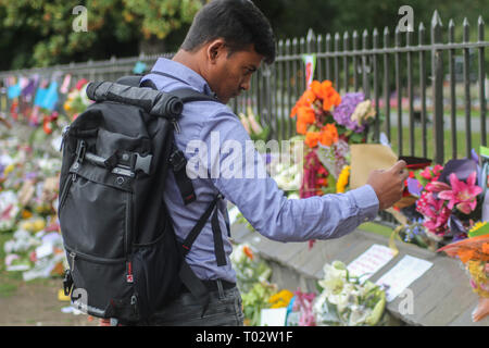 Christchurch, Canterbury, Nouvelle-Zélande. Mar 16, 2019. Un membre des médias qui est du Bangladesh à la suite de l'équipe de cricket du Bangladesh rend hommage aux victimes des attaques terroristes, l'équipe et membres des médias a évité de justesse de se faire prendre dans l'attaque qu'ils étaient en retard pour la mosquée après une conférence de presse s'est au fil du temps.Environ 50 personnes a été auraient été tués dans l'attaque terroriste des mosquées de Christchurch ciblant la prise de la mosquée Al Noor Mosquée et la mosquée de Linwood. Crédit : Adam Bradley/SOPA Images/ZUMA/Alamy Fil Live News Banque D'Images