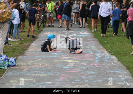 Christchurch, Canterbury, Nouvelle-Zélande. Mar 16, 2019. Deux enfants jouent sur un chemin apparemment inconscients de ce que la moyenne des dessins colorés, ou ce qui s'est passé durant les attaques de terreur après le tournage des mosquées de Christchurch.Environ 50 personnes a été auraient été tués dans l'attaque terroriste des mosquées de Christchurch ciblant la prise de la mosquée Al Noor Mosquée et la mosquée de Linwood. Crédit : Adam Bradley/SOPA Images/ZUMA/Alamy Fil Live News Banque D'Images