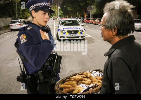 Christchurch, Canterbury, Nouvelle-Zélande. Mar 16, 2019. Agent de police à un changement de garde est offert certains confort alimentaire par un membre de la communauté indonésienne après la prise de vue des mosquées de Christchurch.Environ 50 personnes a été auraient été tués dans l'attaque terroriste des mosquées de Christchurch ciblant la prise de la mosquée Al Noor Mosquée et la mosquée de Linwood. Crédit : Adam Bradley/SOPA Images/ZUMA/Alamy Fil Live News Banque D'Images