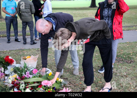 Christchurch, Canterbury, Nouvelle-Zélande. Mar 16, 2019. Les gens déposent des fleurs pour rendre hommage aux victimes de la prise de vue des mosquées de Christchurch.Environ 50 personnes a été auraient été tués dans l'attaque terroriste des mosquées de Christchurch ciblant la prise de la mosquée Al Noor Mosquée et la mosquée de Linwood. Crédit : Adam Bradley/SOPA Images/ZUMA/Alamy Fil Live News Banque D'Images