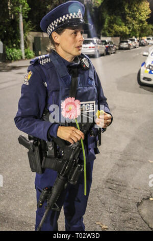 Christchurch, Canterbury, Nouvelle-Zélande. Mar 16, 2019. Agent de police signifie garder le cordon de la prise de la mosquée d'un pistolet, fusil automatique, gilet pare balle et une fleur après la prise de vue des mosquées de Christchurch.Environ 50 personnes a été auraient été tués dans l'attaque terroriste des mosquées de Christchurch ciblant la prise de la mosquée Al Noor Mosquée et la mosquée de Linwood. Crédit : Adam Bradley/SOPA Images/ZUMA/Alamy Fil Live News Banque D'Images