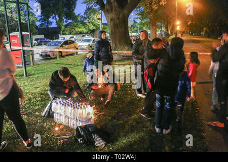 Christchurch, Canterbury, Nouvelle-Zélande. Mar 16, 2019. Les gens se rassemblent pour allumer des bougies et des fleurs place pour rendre hommage aux victimes de la prise de vue des mosquées de Christchurch.Environ 50 personnes a été auraient été tués dans l'attaque terroriste des mosquées de Christchurch ciblant la prise de la mosquée Al Noor Mosquée et la mosquée de Linwood. Crédit : Adam Bradley/SOPA Images/ZUMA/Alamy Fil Live News Banque D'Images