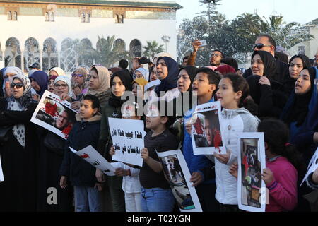 Casablanca, Maroc. . Mar 17, 2019. Les gens crient des slogans et des affiches en attente au cours d'une manifestation à Casablanca au Maroc. , Le Maroc, le 16 mars 2019. Des centaines de marocains s'est tenue le samedi deux sit-in dans la capitale Rabat et de la ville de Casablanca au Maroc. à condamner les attaques terroristes sur les deux mosquées en Nouvelle-Zélande. Source : Xinhua/Alamy Live News Banque D'Images