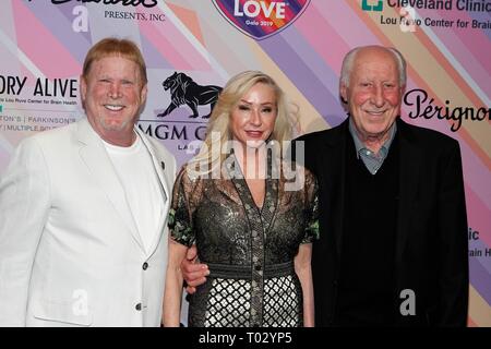 Las Vegas, NV, USA. Mar 16, 2019. Mark Davis, Angela Biletnikoff, Fred Biletnikoff aux arrivées pour garder vivante la mémoire 23e Gala annuel de puissance de l'amour, la MGM Grand Garden Arena, Las Vegas, NV le 16 mars 2019. Credit : JA/Everett Collection/Alamy Live News Banque D'Images