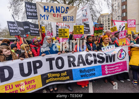 Londres, Royaume-Uni. 16 mars 2019. Bannière à l'avant de la marche par milliers à travers Londres le jour contre le racisme des Nations Unies pour dire "Non au racisme, Non au fascisme" et que "Les réfugiés sont les bienvenus ici", à faire preuve de solidarité avec les victimes d'attaques racistes dont yesterdays Christchurch et de s'opposer à l'attaque d'une mosquée les crimes de haine islamophobe et politiques racistes au Royaume-Uni et ailleurs. Les marcheurs se sont réunis à Park Lane où il y avait un certain nombre de discours avant de marcher à un rassemblement à Whitehall. Les marches ont eu lieu dans d'autres villes dans le monde, y compris l'Glasgow et à Cardiff. Peter Marshall/Alamy Live News Banque D'Images