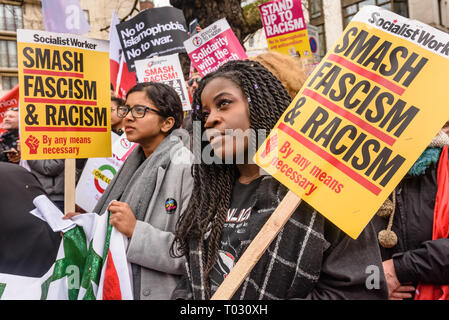 Londres, Royaume-Uni. 16 mars 2019. Des milliers de mars à Londres le jour de l'ONU contre le racisme de dire non au racisme, Non au fascisme" et que "Les réfugiés sont les bienvenus ici", à faire preuve de solidarité avec les victimes d'attaques racistes dont yesterdays Christchurch et de s'opposer à l'attaque d'une mosquée les crimes de haine islamophobe et politiques racistes au Royaume-Uni et ailleurs. Les marcheurs se sont réunis à Park Lane où il y avait un certain nombre de discours avant de marcher à un rassemblement à Whitehall. Les marches ont eu lieu dans d'autres villes dans le monde, y compris l'Glasgow et à Cardiff. Peter Marshall/Alamy Live News Banque D'Images