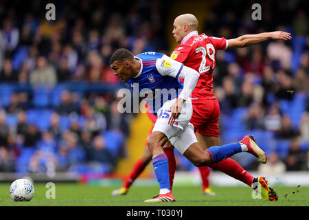 Suffolk, UK. 16 mars 2019. Quaner Collin d'Ipswich Town bat Yohan Benalouane de Nottingham Forest - Ipswich Town v Nottingham Forest, Sky Bet Championship, Portman Road, Ipswich - 16 mars 2019 Editorial N'utilisez que des restrictions s'appliquent - DataCo Crédit : journée limitée/Alamy Images Live News Banque D'Images