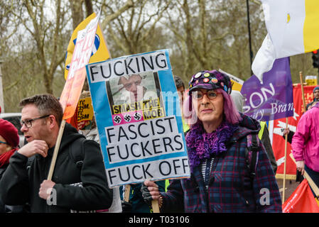 Londres, Royaume-Uni. 16 mars 2019. Une femme tient une pancarte émoussée contre les fascistes dans la foule de milliers de marche dans Londres le jour contre le racisme des Nations Unies pour dire "Non au racisme, Non au fascisme" et que "Les réfugiés sont les bienvenus ici", à faire preuve de solidarité avec les victimes d'attaques racistes dont yesterdays Christchurch et de s'opposer à l'attaque d'une mosquée les crimes de haine islamophobe et politiques racistes au Royaume-Uni et ailleurs. Les marcheurs se sont réunis à Park Lane où il y avait un certain nombre de discours avant de marcher à un rassemblement à Whitehall. Les marches ont eu lieu dans d'autres villes dans le monde, y compris l'Glasgow et à Cardiff. Banque D'Images