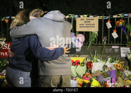 Christchurch, Nouvelle-Zélande. 16 mars 2019. Vu les gens eux-mêmes tout en réconfortant rendant hommage aux victimes de la prise de vue des mosquées de Christchurch. Autour de 50 personnes a été auraient été tués dans l'attaque terroriste des mosquées de Christchurch ciblant la prise de la mosquée Al Noor Mosquée et la mosquée de Linwood. Credit : SOPA/Alamy Images Limited Live News Banque D'Images