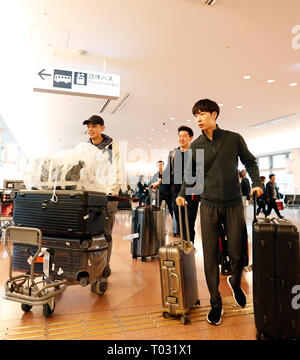 Tokyo, Japon. Mar 17, 2019. La patineuse artistique chinoise Jin Boyang (1e R) arrive à l'aéroport international de Haneda de Tokyo 2019 ISU Championnats du monde à Tokyo, Japon, le 17 mars 2019. Credit : Wang Lili/Xinhua/Alamy Live News Banque D'Images
