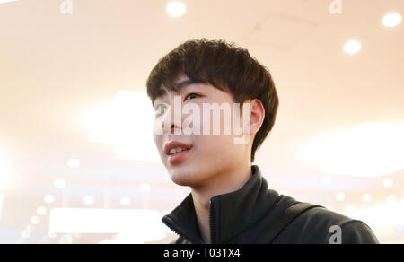 Tokyo, Japon. Mar 17, 2019. La patineuse artistique chinoise Jin Boyang accepte une interview après son arrivée à l'aéroport international de Haneda de Tokyo 2019 ISU Championnats du monde à Tokyo, Japon, le 17 mars 2019. Credit : Wang Lili/Xinhua/Alamy Live News Banque D'Images