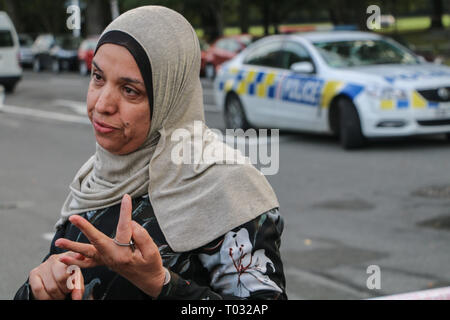 Christchurch, Nouvelle-Zélande. 16 mars 2019. Une femme vu parler aux médias au sujet de la prise de vue des mosquées de Christchurch. Autour de 50 personnes a été auraient été tués dans l'attaque terroriste des mosquées de Christchurch ciblant la prise de la mosquée Al Noor Mosquée et la mosquée de Linwood. Credit : SOPA/Alamy Images Limited Live News Banque D'Images