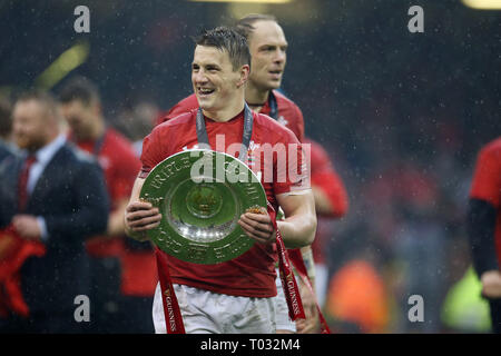 Cardiff, Royaume-Uni. 16 mars 2019. Jonathan Davies de Galles détient le trophée de la triple couronne après le match. Pays de Galles v Irlande , Six Nations 2019 Guinness international rugby match à la Principauté Stadium de Cardiff, Pays de Galles , Grande-bretagne le samedi 16 mars 2019. Photos par Andrew Verger/Alamy Live News VEUILLEZ NOTER PHOTO DISPONIBLE POUR UN USAGE ÉDITORIAL UNIQUEMENT Crédit : Andrew Orchard la photographie de sport/Alamy Live News Banque D'Images