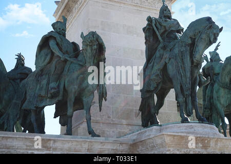 Sept chefs de la statue Magyars dans Place des Héros de Budapest Hongrie Banque D'Images