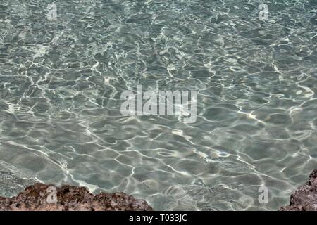 La création d'eau de mer claire de rides et petites vagues Banque D'Images