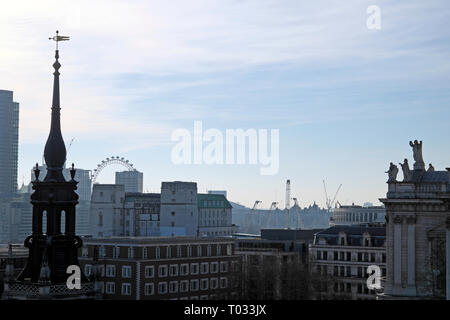 Paysage urbain d'un nouveau changement à la terrasse sur le toit vers le London Eye à la City de Londres UK KATHY DEWITT Banque D'Images