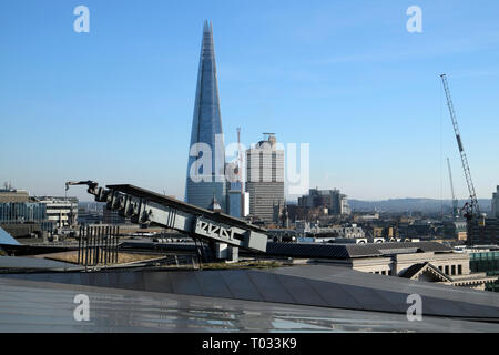 Vue sur le bâtiment d'échardes et la ville à la recherche d'un nouveau changement du toit-terrasse dans la ville de London UK KATHY DEWITT Banque D'Images