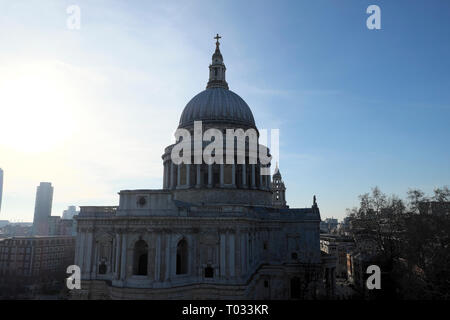 Vue de la Cathédrale St Paul La construction d'un nouveau changement dans la ville de London UK KATHY DEWITT Banque D'Images